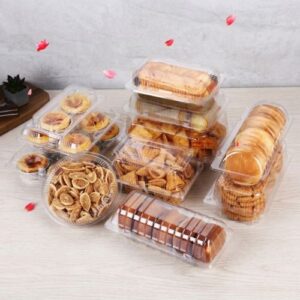 Disposable Clamshell Plastic Hinged Food Containers with attached lids, 100-piece pack for takeaway food packaging.